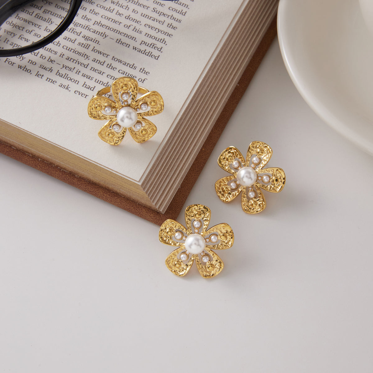 JD Modern Minimalist Flower Post Earrings Gold