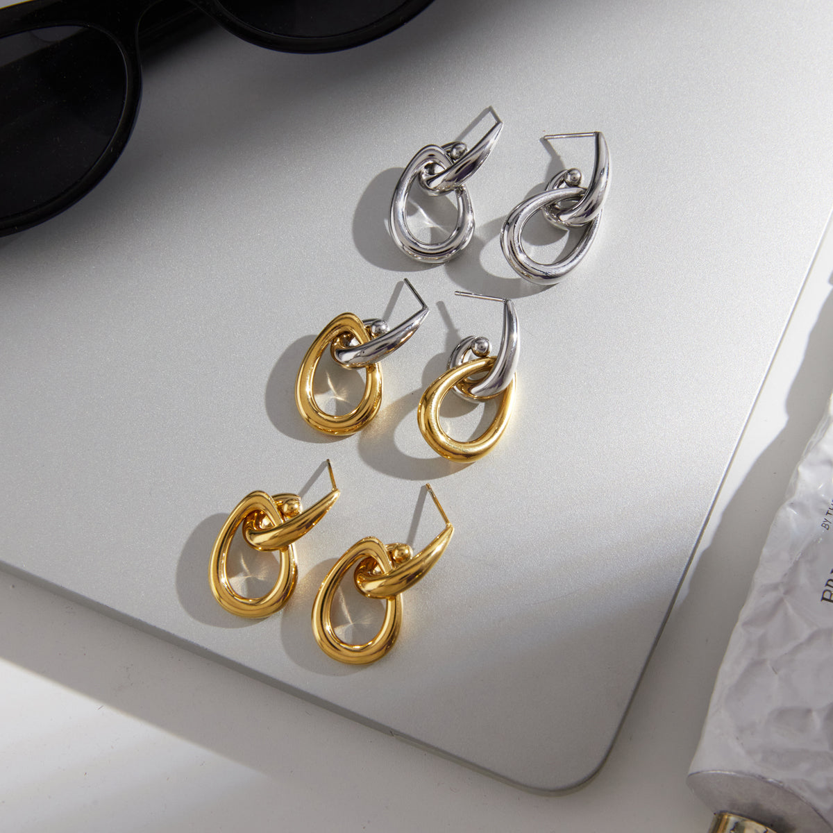 J&D Jewelry Elegant Interlocking Hoop Earrings Gold Plated Stainless Steel