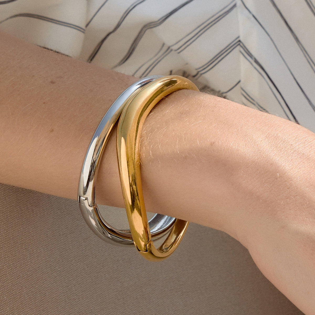 Minimalist Plain Wavy
