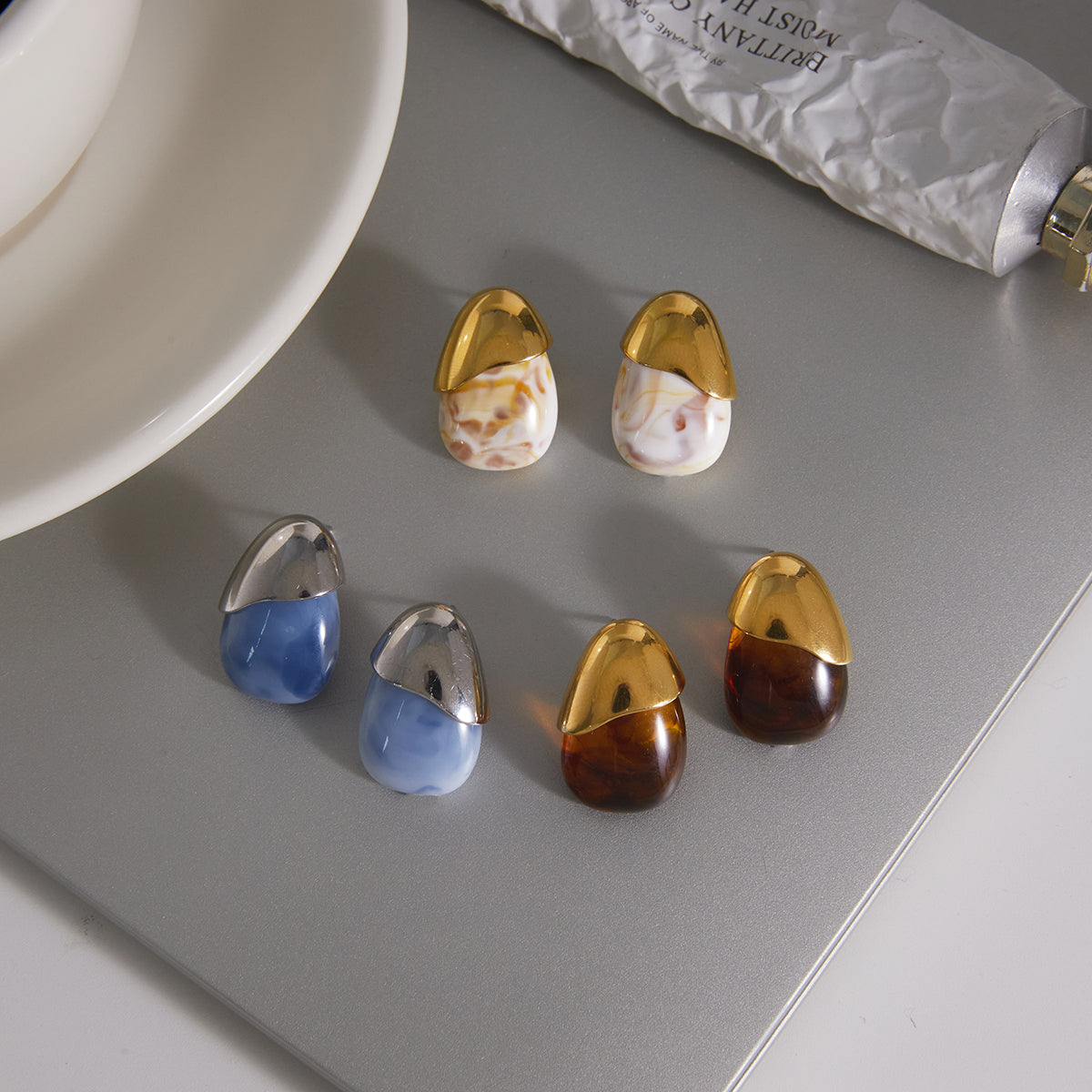 Women's Minimalist Style / 18K Gold Stainless Steel + Resin / Amber Gradient Waterdrop Earrings