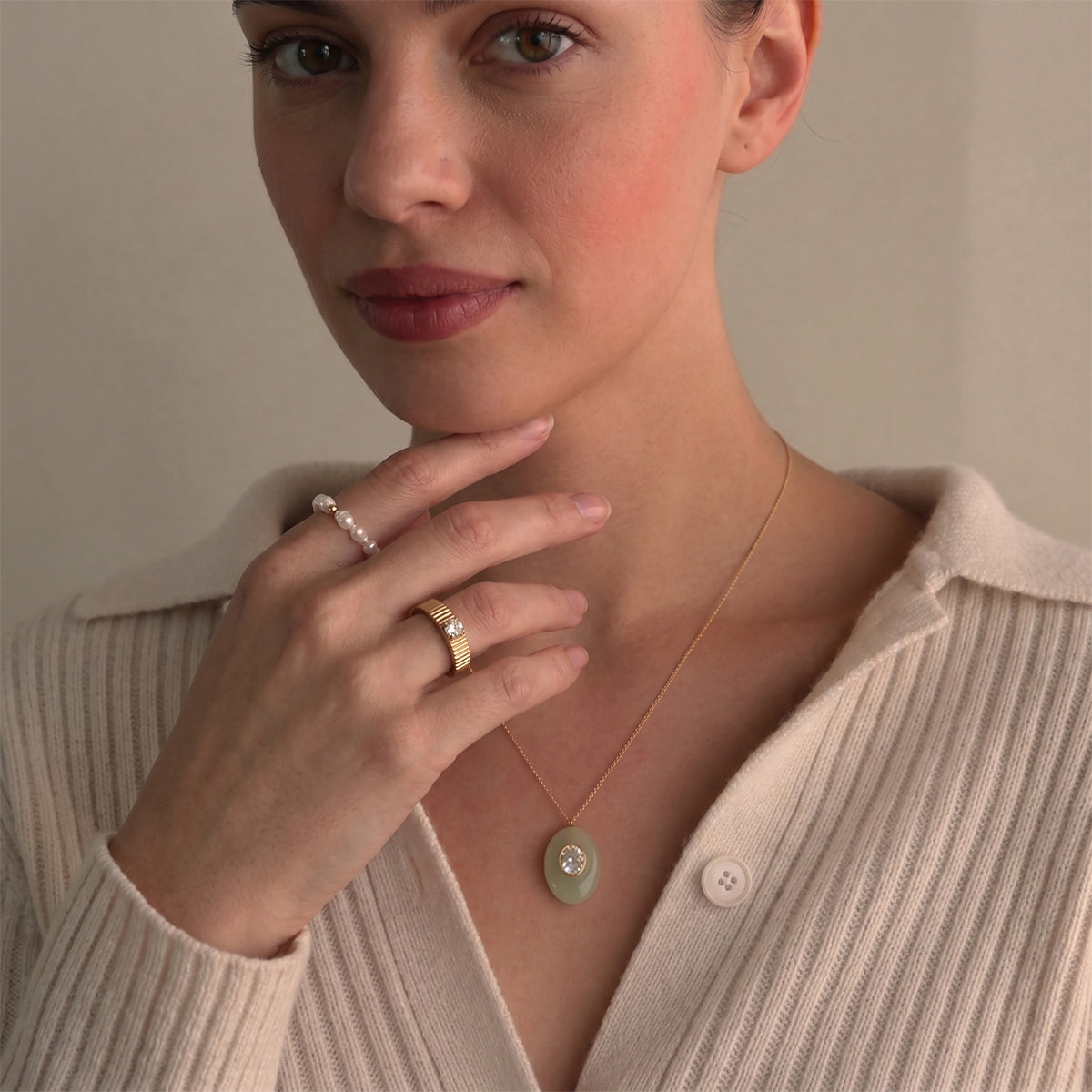 18K gold stainless steel + resin + zirconium / Round red resin with round white zirconium pendant
