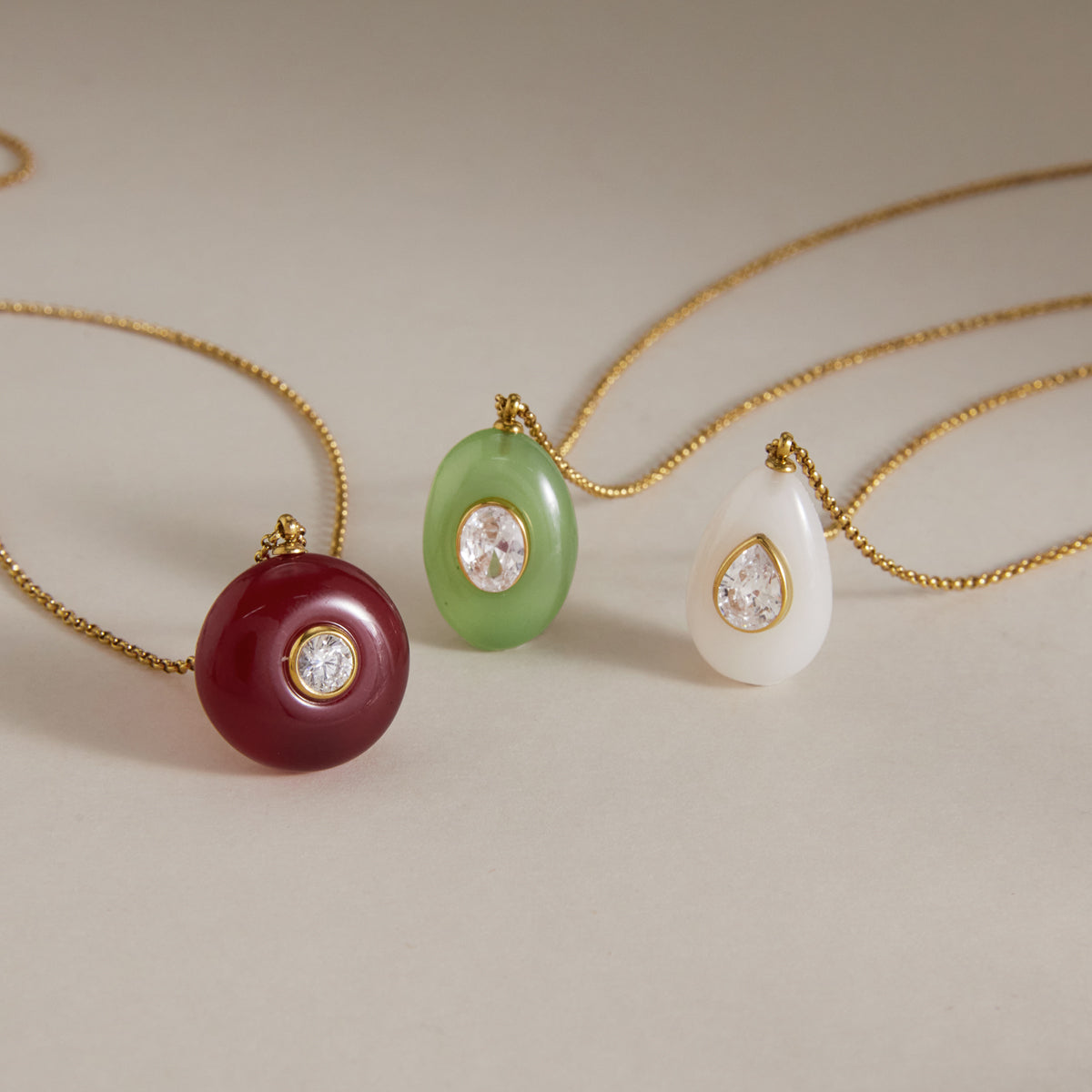 18K gold stainless steel + resin + zirconium / Round red resin with round white zirconium pendant