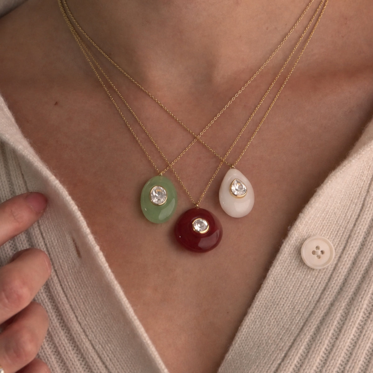 18K gold stainless steel + resin + zirconium / Round red resin with round white zirconium pendant