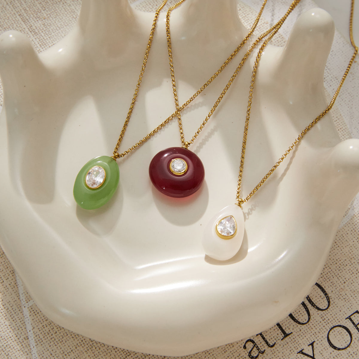18K gold stainless steel + resin + zirconium / Round red resin with round white zirconium pendant