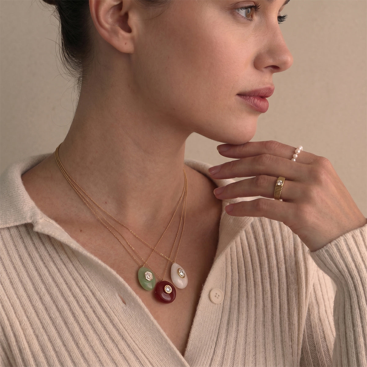 18K gold stainless steel + resin + zirconium / Round red resin with round white zirconium pendant
