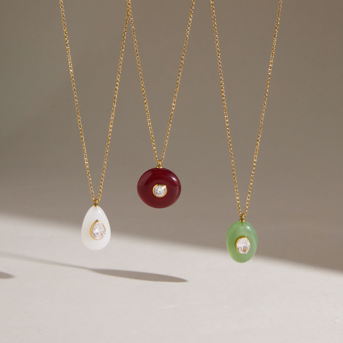 18K gold stainless steel + resin + zirconium / Round red resin with round white zirconium pendant