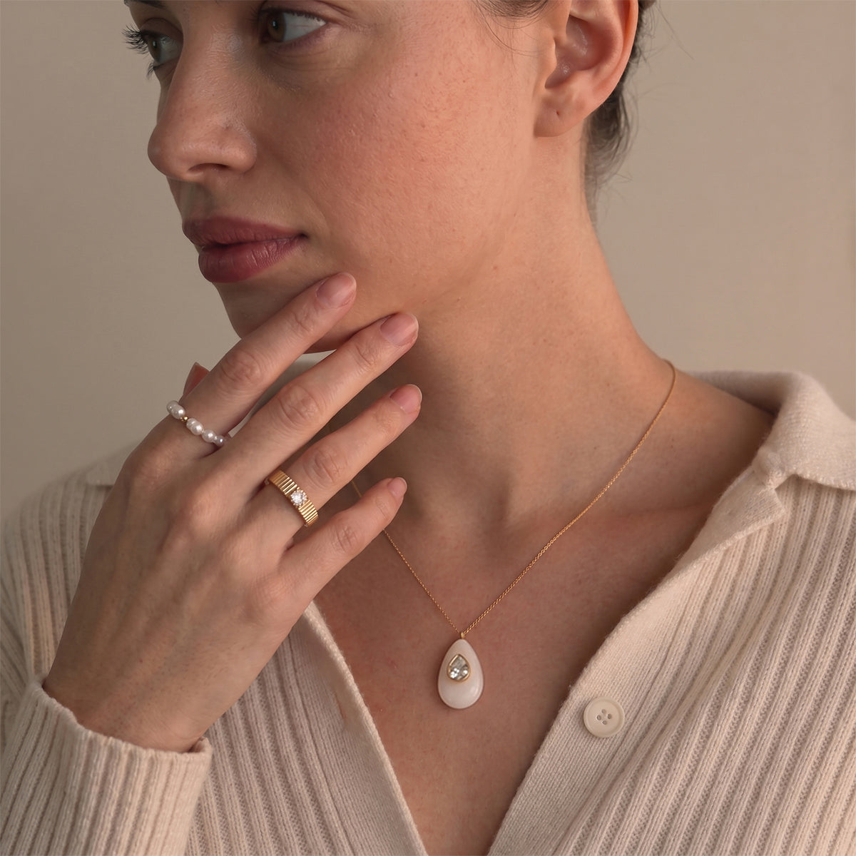 18K gold stainless steel + resin + zirconium / Round red resin with round white zirconium pendant