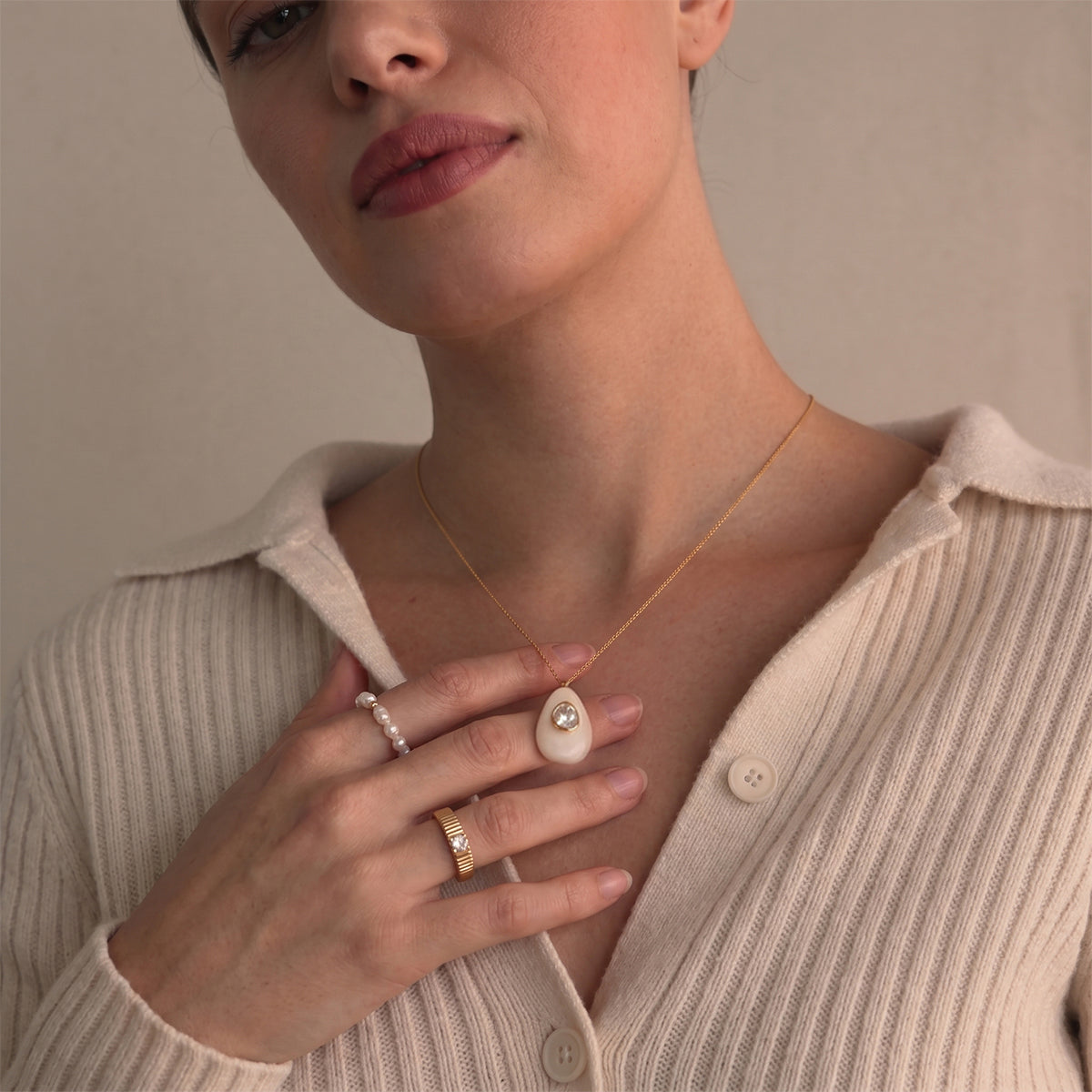 18K gold stainless steel + resin + zirconium / Round red resin with round white zirconium pendant