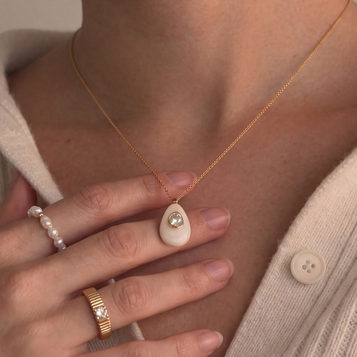 18K gold stainless steel + resin + zirconium / Round red resin with round white zirconium pendant